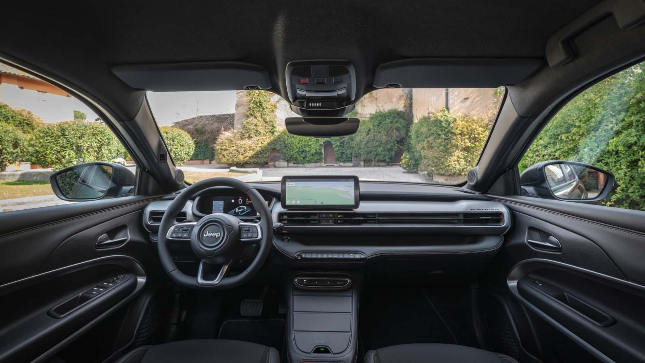 Jeep Avenger po prenovi z osvetljeno masko in jubilejno serijo