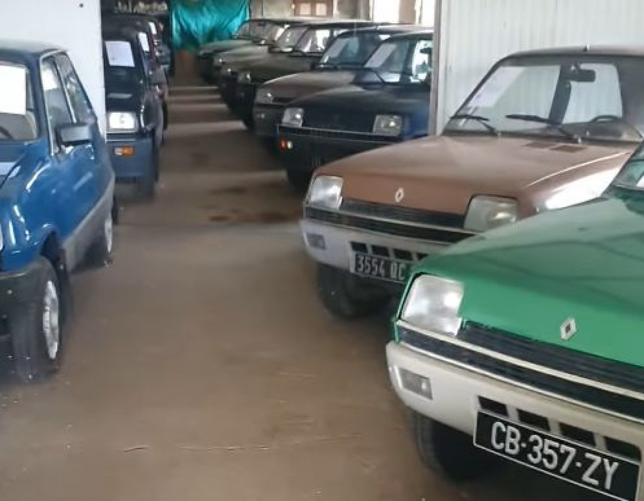 Odkrili skrivno zbirko petdesetih Renaultov 5 prve generacije