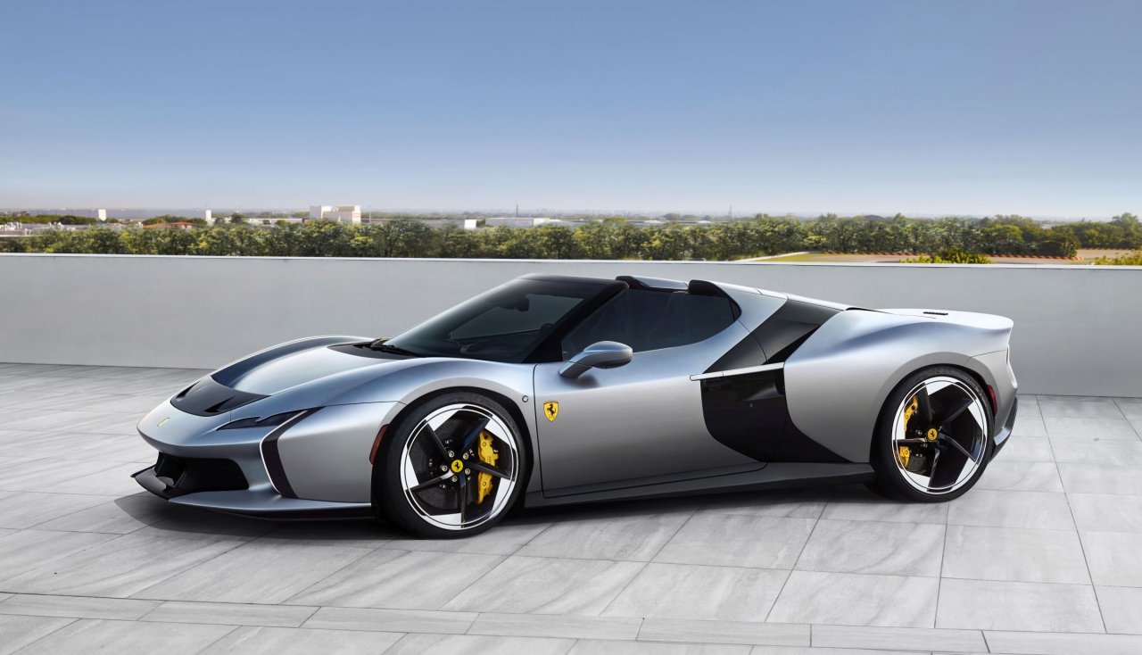 Unikatni Ferrarijev superšportnik brez električne pomoči
